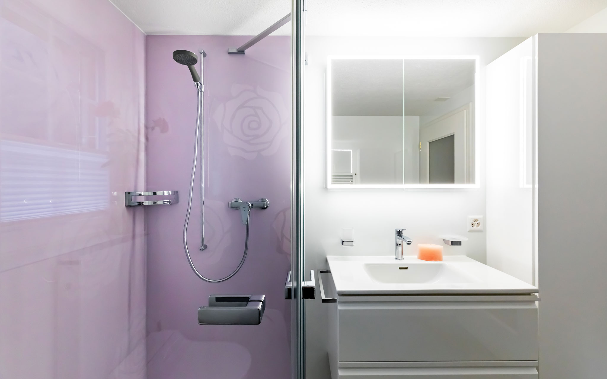 Badezimmer mit farbigen WSP-Platten als Rückwand - Forrerbau AG