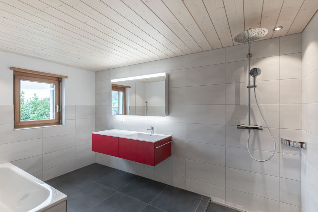 Badezimmer rot - Forrerbau AG